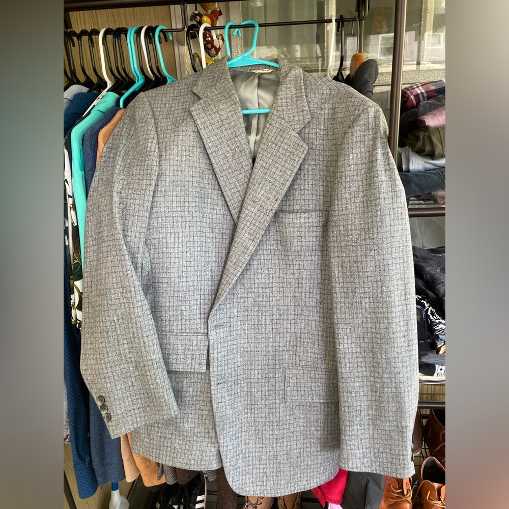 Vintage grey men’s suit jacket! 42 R, 100% wool
